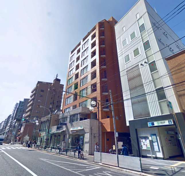 千駄木センチュリー２１外観２｜「千駄木」駅入り口の隣という便利な立地です。