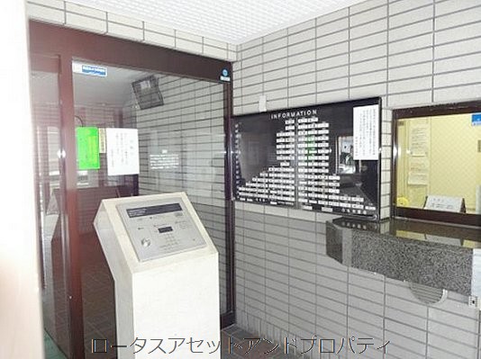 ライオンズマンション北千住第七_エントランス1｜オートロックシステムが導入されており、セキュリティ面もしっかりと配慮されています。また、管理人さんが日勤で常駐しており、適切な管理体制が整っていますので、安心して暮らせます。