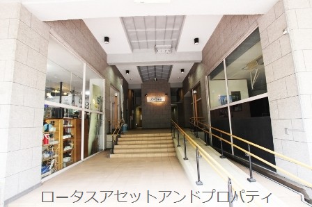三田桜台第３コーポ7113｜アプローチにはスロープが設置され、使い勝手がよくなりました。