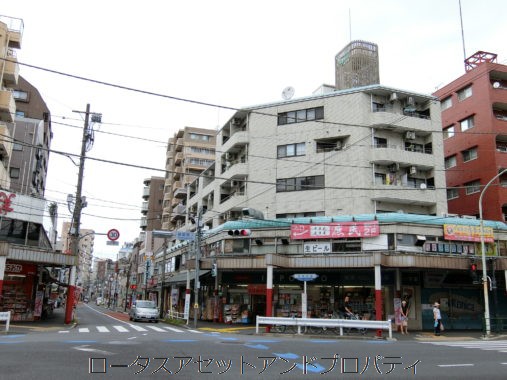 メイヒル新中野は新青梅街道と鍋横通りの交差点にある商業・住居複合ビルです。非常にわかりやすいロケーションのマンションです。