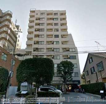 ウィンコート神楽坂外観3｜外壁の均一な色調と整然とした窓の配列が鮮明に写っております。建物全体のシンプルながらも洗練されたデザインが、上質な都市型住環境の魅力を強く感じさせる仕上がりです。