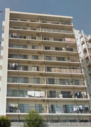 ローズハイツ小豆沢は、11階建ての鉄骨鉄筋コンクリート造が青空に映え、国道沿いの堂々とした姿を見せています。日々の暮らしに安定感を与えてくれる落ち着いた印象の外観です。