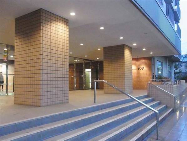 風格を感じさえるエントランス。ワイドな構えとなっています。