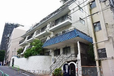 人気の秀和レジデンス。青い屋根と白い壁が印象的です。千代田区富士見町は学校が多い学園都市です。マンションの前にも区立小学校があります。