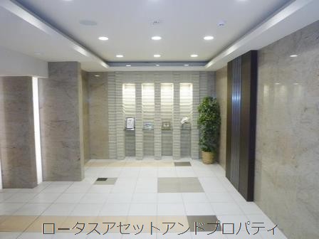 プレシス上野駅前外観共用部3｜エントランス内部の様子です。