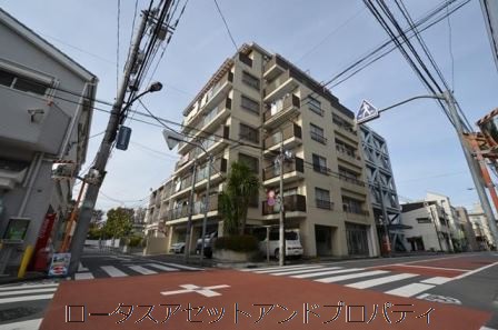 交差点の角に立地し、視認性の高さが印象的な外観です。外壁は淡いクリーム色で整えられ、築年数を重ねた落ち着きが街並みに調和しています。