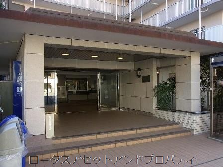 木場サニータウン外観｜エントランスは、重厚感のあるデザインで住まいへの誇りを感じさせます。しっかりと整えられた出入口が、毎日の出入りを心地よいものにしてくれます。