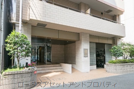 メロディーハイム銀座東100313｜アプローチ部分は段差のないフラット設計で、自動ドア付きエントランスを配置。通勤や外出時にもスムーズな動線が確保されています。