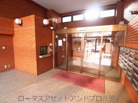 ロイヤルハイツ東綾瀬公園41011｜エントランスです。オートロック完備で安心です。