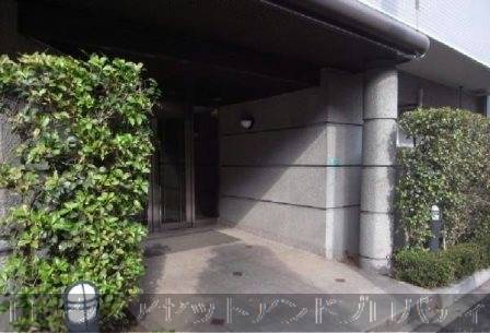 瑞江パークホームズ70211｜エントランスはオートロック完備で安心です。