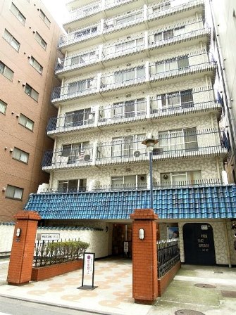 秀和第２築地レジデンス9019｜秀和第２築地レジデンスは、地上12階建ての堂々とした佇まいです。都営浅草線「東銀座」駅から徒歩3分、銀座駅も徒歩圏内という贅沢な立地で、朝の通勤もスムーズに進んでいきます。