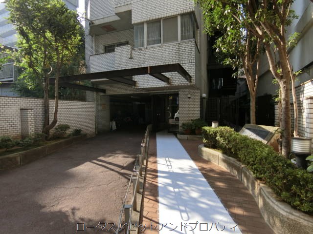 トーカン浅草駒形キャステールエントランス｜エントランスアプローチは奥行きがあります。向かって左側は駐輪スペースです。