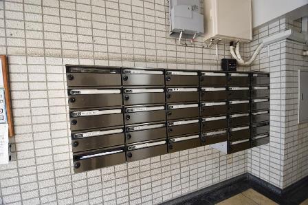 富士見マンションエントランス｜エントランスに入ると郵便受けが見受けられます。キレイですので、大規模修繕の一環として対応したものとみられます。