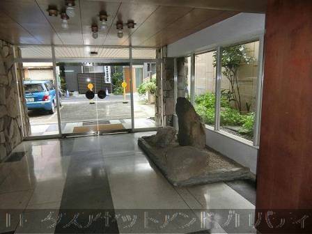 椎名町マンションエントランス｜西武池袋線「椎名町」駅北口から徒歩2分です。