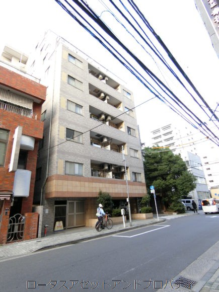 蔵前アムフラット外観1｜落ち着きのあるモダンな表情を見せています。9階建ての中層マンションでありながら、周辺の街並みに穏やかに馴染むデザインです。