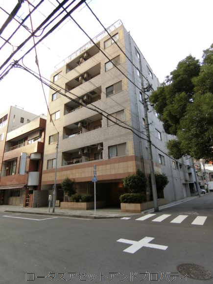 蔵前アムフラット外観2｜角地に位置し、通風・採光に優れた立地条件がうかがえます。1階部分にはタイルの意匠が施され、エントランスの品格を引き立てています。