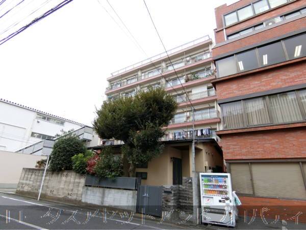 富士見マンション4｜南向きで日当たりは良好な様子がうかがえます。東側に少々高い建物がありますので、その部分は重なります。