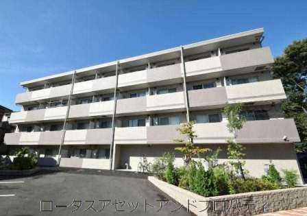 整然とした印象を与えている外観です。植栽の手入れも行き届いており、日差しを受けながら、暮らしが始まっている雰囲気がただよっています。