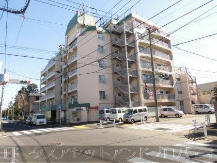 コンドミニアム上井草30410｜早稲田通りに面していますので、通りの反対側にコンビニがあり便利です。