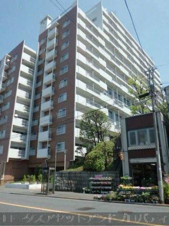 クレセントマンション外観｜クレセントマンションは１５階建てのマンションです。お隣に「牛込弁天公園」があります。「牛込柳町」駅から徒歩４分です。
