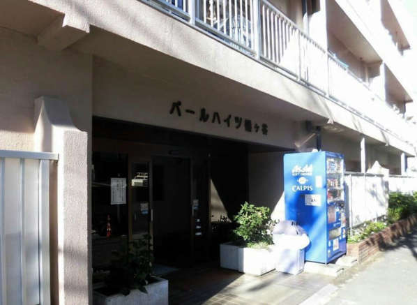 パールハイツ幡ヶ谷共用部1｜エントランス脇には自販機があります。