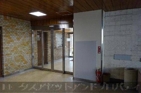 クレセントマンションエントランス｜夜間はオートロックになるので安心です。