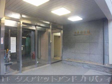 春日タウンホームエントランス｜ちなみに、１～２階は神社の会館となっていて、写真はその会館側の入り口です。
