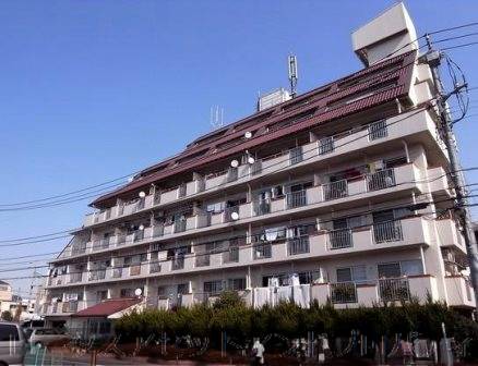 グリーンプラザ竹の塚外観３｜エントランス前には広い駐車場が完備されたコンビニエンスストアがあり便利です。徒歩10分圏内に中学校、小学校、スーパー、コンビニエンスストア、郵便局、医療機関等があり、子育てにも便利な住環境です。