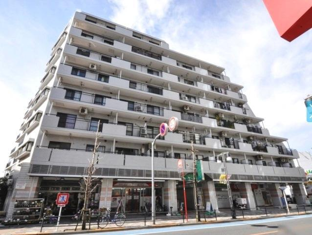 ライオンズプラザ町屋は平成２年築の９階建てのマンションです。「町屋」駅から徒歩５分程度で通勤・通学に便利な立地です。通りに面した整ったファサードは、朝も夜も人通りがあり安心感があります。