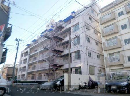 三田江古田第３コーポは7階建てのマンションです。周辺は静かな住宅地です。近くにスーパーがあり便利です。