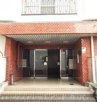藤和亀有コープの外観です。共用部分は丁寧に管理されており、清潔な印象があります。日常に安心感をもたらす住まいです。