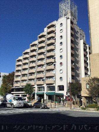 実質は駅徒歩１分にも満たないかもしれません。駅周辺にもコンビニなどの商業施設の建ち並ぶ環境がある立地で生活施設は多く、生活利便良好です。