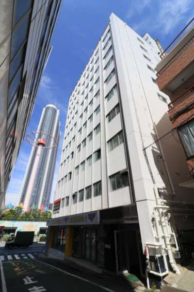 東野ビル後楽園住宅外観２｜東野ビル後楽園住宅は昭和４１年築、１０階建てのマンションです。白山通り沿いに立地し、目の前には東京ドームシティがあります。