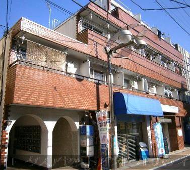 メゾンドマルスの外観は、落ち着いたトーンのタイル貼りで、周囲の住宅街に溶け込むような佇まいです。アプローチにはゆるやかな傾斜があり、日差しが差し込む昼下がりには、街の静けさと相まって穏やかな雰囲気が漂います。