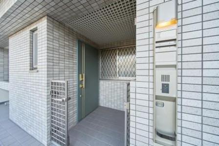 世田谷アインス美しの杜共用部｜世田谷アインス美しの杜の共用部。低層階に重厚なタイル素材を使用した外壁と整備された植栽が並び、品のあるアプローチ空間を形成。198戸規模ならではの堂々とした構えが住まいの格を高めている。