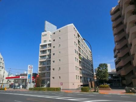 カクエイ・ハイホーム外観｜カクエイハイホームは９階建てのマンションです。目白通りに面していて、西武池袋線「東長崎」駅徒歩４分、都営大江戸線「落合南長崎」駅徒歩５分という便利な立地です。