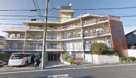「千歳船橋」駅から徒歩１３分の閑静な住宅街にあるマンションです。徒歩圏内には公園が点在しているのでペットのお散歩にもいいですね。