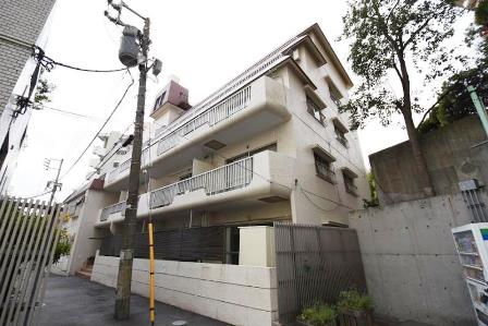 代々木グリーンハイム外観1｜代々木グリーンハイムの外観1。白を基調とした5階建の低層フォルムにバルコニーが整然と並び、コンパクトながら整った街並みの印象を与える外観構成。