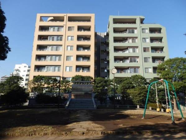 南葛西グリーンホームズⅣ5022｜建物の東側には南葛西二丁目公園あり、見晴らしを遮ることがありません。環七通りから一歩入った立地のため音も気になりません。近くにはスーパーもあるため便利で住みやすい住環境です。