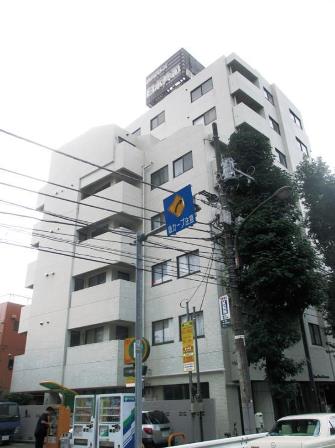 日興ロイヤルパレス西麻布外観｜日興ロイヤルパレス西麻布は昭和59年築、8階建てのマンションです。