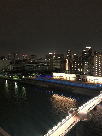 都市の空間がナイトシーンを演出してくれます。