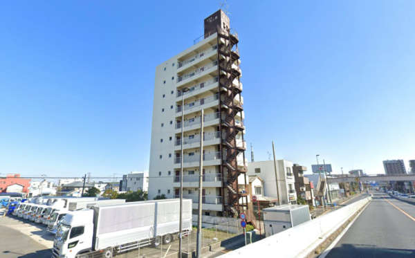 ルミネ竹ノ塚外観６｜ルミネ竹ノ塚は昭和５６年築、１０階建てのマンションです。日光街道沿いにあり、竹ノ塚行きのバス停がすぐ近くにあります。