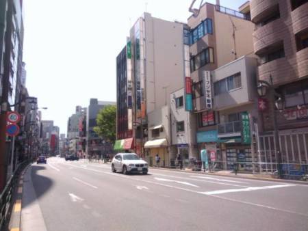 練馬駅 (3)｜練馬駅前の千川通りの様子です。駅の東側には多数の飲食店がありますので、お買い物にも日常生活にも便利な街です。
