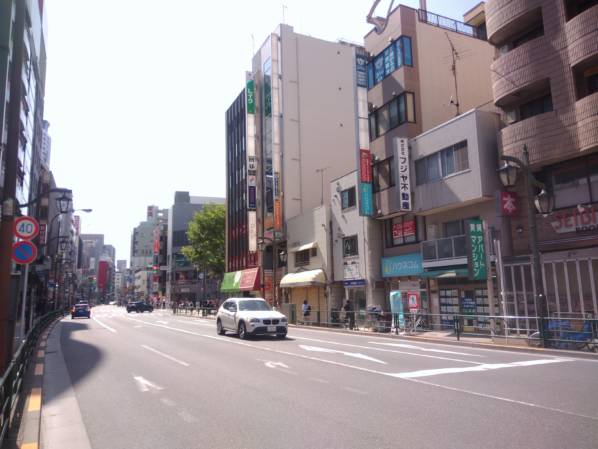 練馬駅 (3)｜練馬駅から来ても、千川通沿いのアプローチとなります。写真は練馬駅前の千川通りの様子です。練馬駅周辺には大型スーパー・衣料品店、カフェなどの飲食店も豊富にあります。