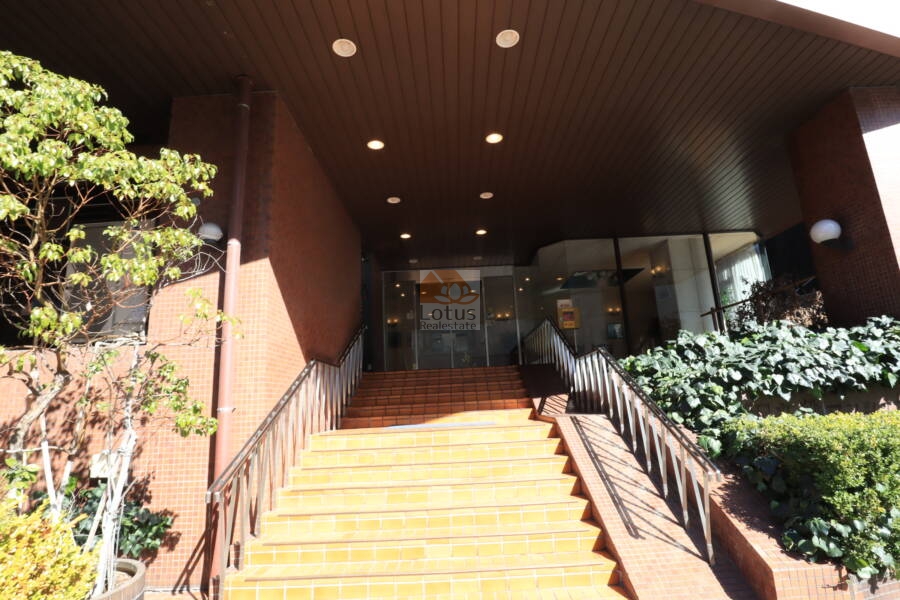 朝日九段マンションエントランス｜朝日九段マンションのエントランス。堂々とした造りです。１階部分は店舗になっています。都心的な構成です。