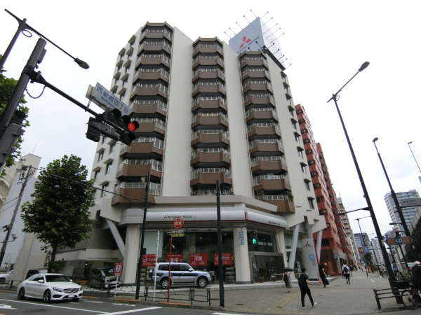 角筈マンション外観共用部3｜角筈マンションは１２階建てのマンションです。「初台」駅から徒歩４分、東京オペラシティまで徒歩１分です。