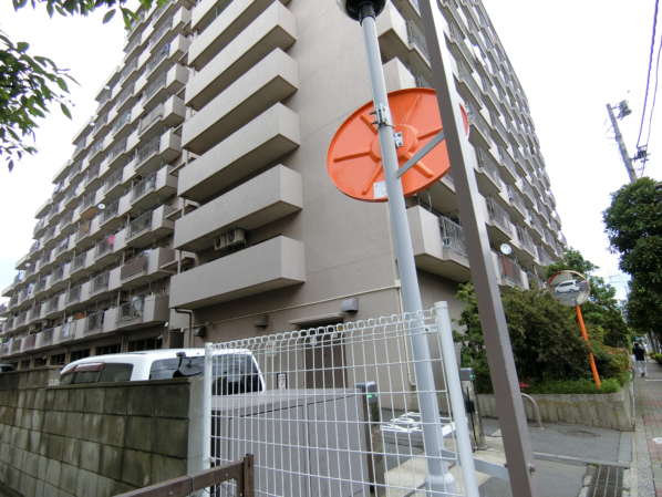 ゾンネンハイム北砂外観共用部4｜駐車場の入り口です。