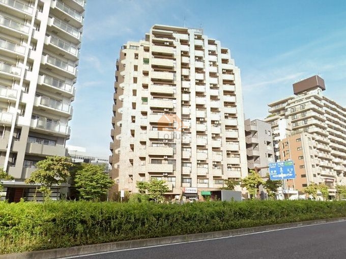 ライオンズマンション西巣鴨駅前は昭和60年築、ベージュ系タイル張りの落ち着いた表情で、13階建のスケール感が街並みに自然と馴染んでいます。住まいとしての信頼感と、都市に調和するたたずまいを同時に感じています。