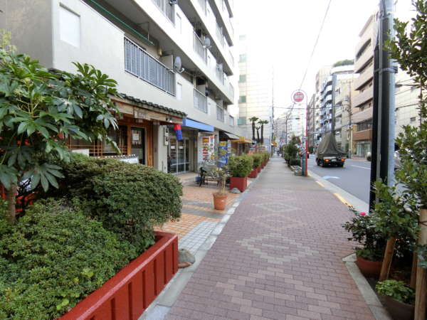 入谷松が谷マンションアプローチ7｜入谷松が谷マンションの１階は商店となっており、飲食店が出店しています。
