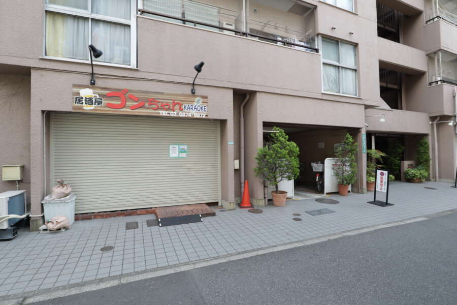 グリーンキャピタル三ノ輪外観2｜１階部分には２件の店舗が入居しています。また、ペット飼育が可能なのもうれしいです。